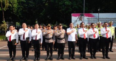 Kapolda Metro Jaya Serahkan Pin Emas Kapolri kepada Personel Ditresnarkoba PMJ Pengungkap Sabu 516 Kg Jaringan Internasional