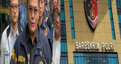 POLISI TAHAN MANTAN DIREKTUR & PENDIRI DSI, AS