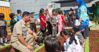 Lurah Marunda dan Sekretaris Kelurahan Dampingi Kegiatan Penanaman Paprika dan Brokoli di Taman Orange