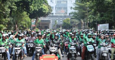 Wujudkan Kemitraan Humanis, Polda Metro Jaya Salurkan 350 Paket Sembako untuk Pengemudi Ojol di Jumat Peduli Wujudkan Kemitraan Humanis, Polda Metro Jaya Salurkan 350 Paket Sembako untuk Pengemudi Ojol di Jumat Peduli