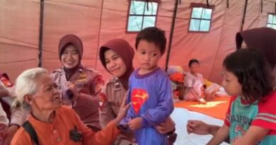 Polwan Brimob Polda Metro Jaya Berikan Trauma Healing untuk Anak-anak Korban Kebakaran Pasar Jiung Kemayoran