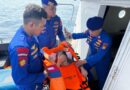 Kapal Patroli Jadi Penyelamat, Polairud PMJ Evakuasi Lansia Sakit ke Puskesmas