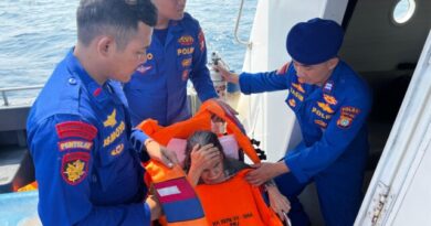 Kapal Patroli Jadi Penyelamat, Polairud PMJ Evakuasi Lansia Sakit ke Puskesmas