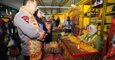 Kapolri Bersama Ketua Umum Bhayangkari Tinjau Bazar Kreasi Bhayangkari Nusantara 2026