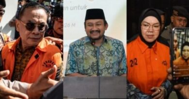 Bupati Pemalang Anom Widiyantoro bersama para tersangka berjalan menuruni tangga menuju mobil tahanan usai menjalani pemeriksaan di Gedung Merah Putih KPK
