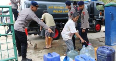 Satuan Brimob Polda Lampung Salurkan Ribuan Liter Air Bersih bagi Masyarakat Terdampak Kekeringan