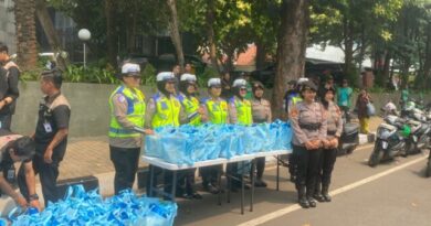 Jumat Peduli, Polda Metro Jaya Berbagi Sembako kepada Pengemudi Ojol