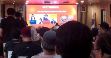 FILOSOFI ORANG KAMPUNG LAHIR DARI SERIAL TELEVISI SI DOEL ANAK SEKOLAHAN